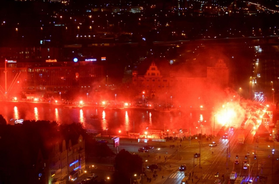To było niesamowite widowisko na szczecińskich bulwarach. Kibice Pogoni w tym samym czasie odpalili setki rac, dzięki czemu całe nabrzeże zapłonęło na czerwono. Fot. pogonsportnet.pl