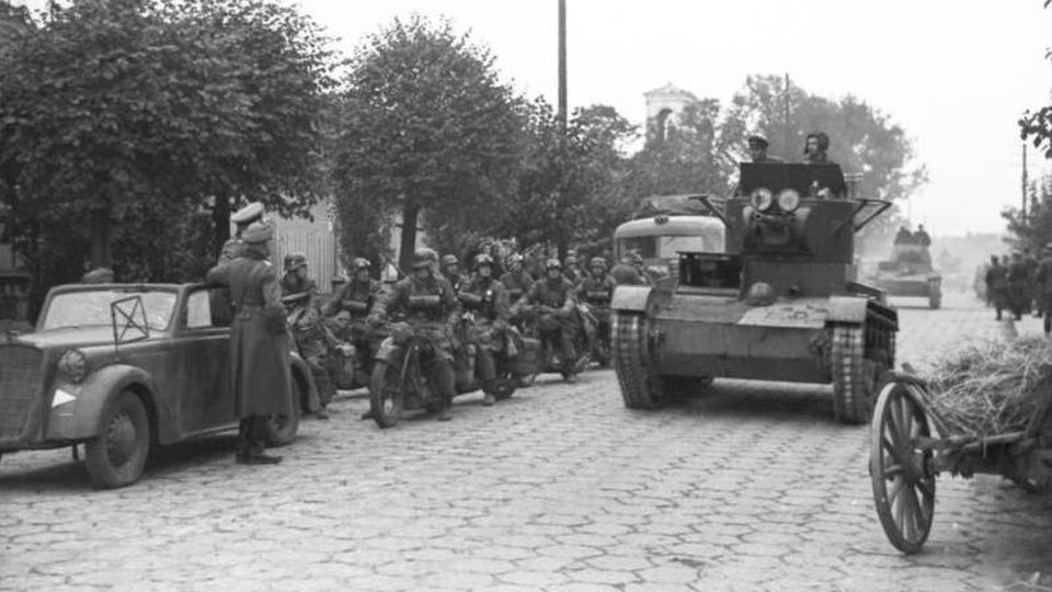 Sowieckie czołgi i niemieccy motocykliści podczas defilady w Brześciu. Fot. www.wikipedia.org / German Federal Archives