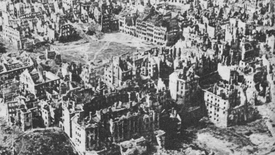 Warszawa w styczniu 1945. źródło: https://pl.wikipedia.org/wiki/Straty_materialne_Polski_w_czasie_II_wojny_%C5%9Bwiatowej