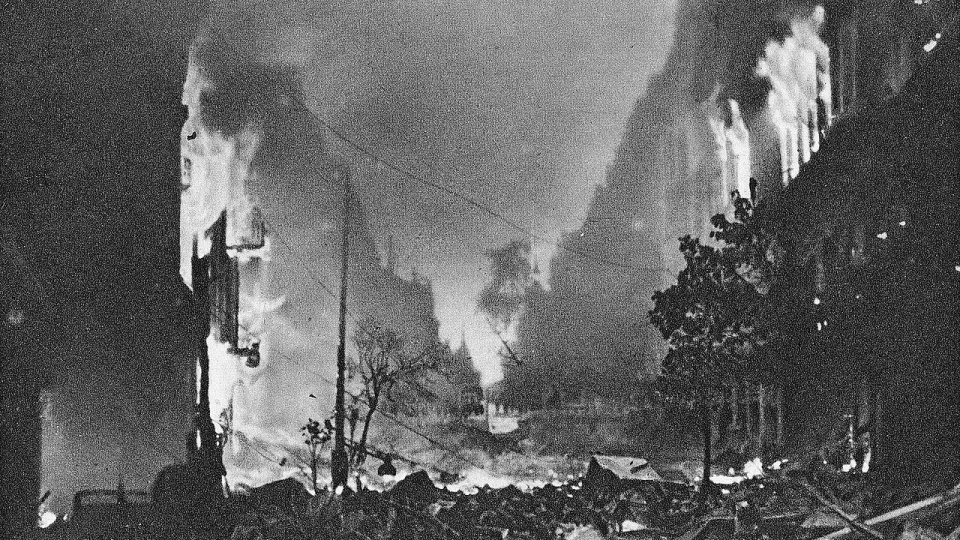 Płonące domy przy ul. Marszałkowskiej w Warszawie w roku 1944. Fot. www.wikipedia.org / Chruściel (CC0 domena publiczna)