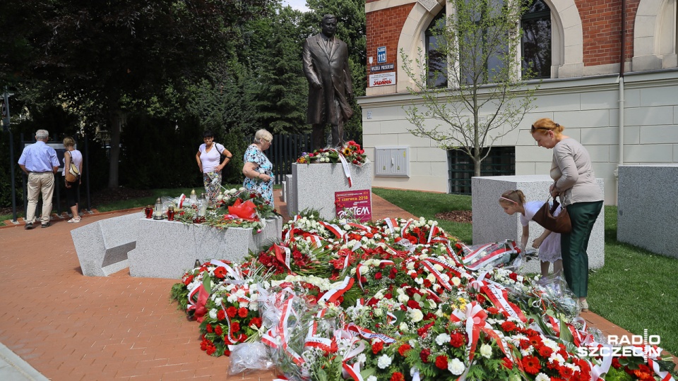 Zdaniem prezesa PiS, szczeciński pomnik jego tragicznie zmarłego w Smoleńsku brata jest "najładniejszym w Polsce". Fot. Robert Stachnik [Radio Szczecin]