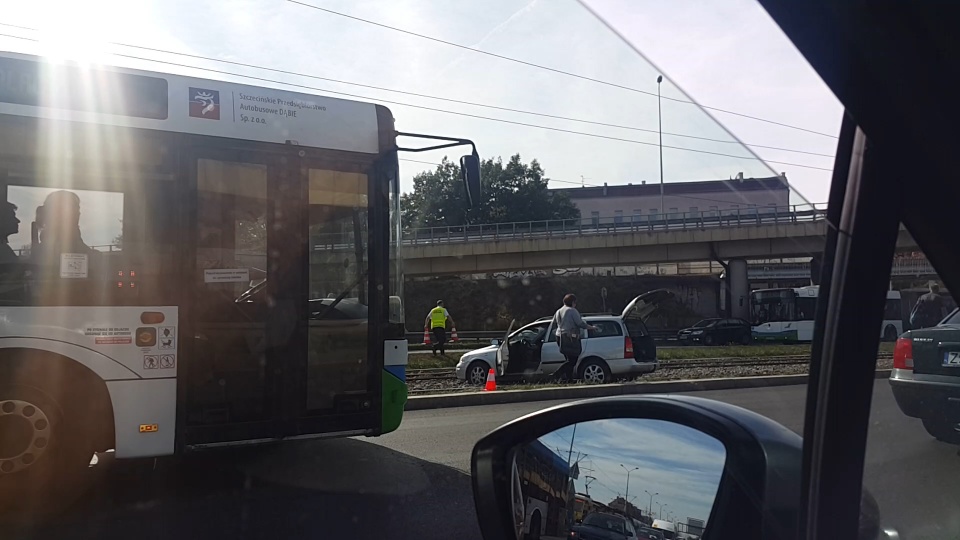 Na ulicy Gdańskiej po zderzeniu z ciężarówką samochód osobowy zablokował torowisko. Fot. Wojciech Ochrymiuk [Radio Szczecin]
