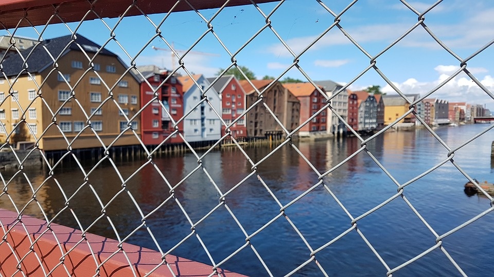 Do zdarzenia doszło w poniedziałek wieczorem w norweskim Trondheim. Z nieznanych dotąd przyczyn - w mieszkaniu wynajmowanym dla azylantów przez gminę, w którym przybywało czterech nastoletnich imigrantów - doszło do bójki. źródło: https://pixabay.com/pl/p