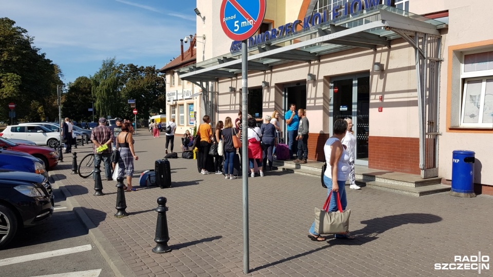 Niewybuch z czasów II wojny światowej znaleziono we wtorek na dworcu kolejowym w Kołobrzegu. Oba perony zostały ewakuowane. Fot. Przemysław Polanin [Radio Szczecin]