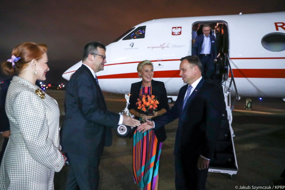 Powitanie polskiej Pary Prezydenckiej w porcie lotniczym w Waszyngtonie. Fot. Jakub Szymczuk/KPRP, źródło: www.prezydent.pl