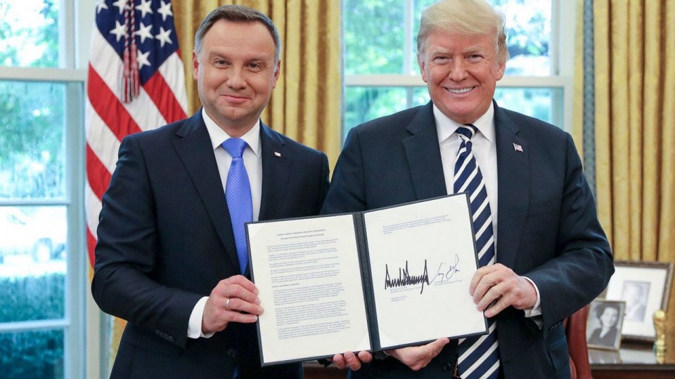 Dokument został podpisany przez prezydentów obu państw na zakończenie rozmów Donalda Trumpa i Andrzeja Dudy w Białym Domu. Fot. J. Szymczuk/KPRP, żródło: https://www.facebook.com/notes/kancelaria-prezydenta-rp/prezydenci-polski-i-usa-podpisali-wsp%C3%B3ln
