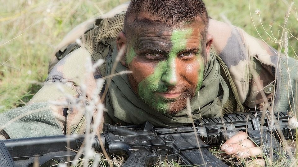 Pentagon chce rekrutować do armii młodych ludzi, przede wszystkim w wieku od 17 do 24 lat. Według badań co ósmy Amerykanin, w tym przedziale wiekowym, jest zainteresowany służbą wojskową. https://pixabay.com/pl/wojskowe-kryj%C3%B3wka-jednolity-armii-14429