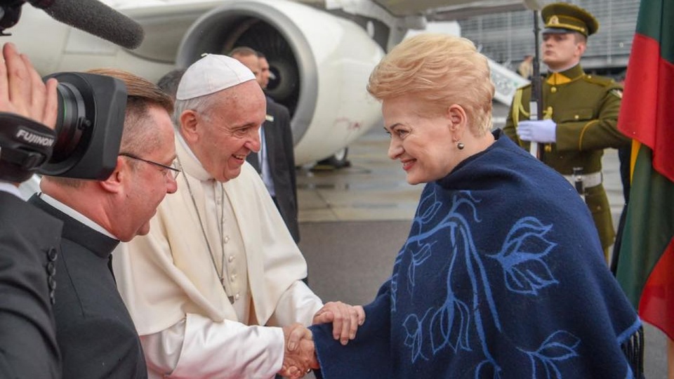 Po ceremonii powitania na wileńskim lotnisku papież Franciszek pojechał z kurtuazyjną wizytą do Pałacu Prezydenckiego, gdzie spotkał się z litewską przywódczynią Dalią Grybauskaite. źródło: https://www.facebook.com/D.Grybauskaite/