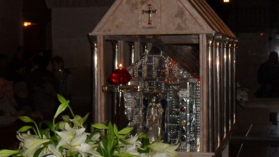 Ciało Ojca Pio spoczywa obecnie w zamkniętej srebrnej trumnie w krypcie w San Giovanni Rotondo. źródło: https://pl.wikipedia.org/wiki/Pio_z_Pietrelciny