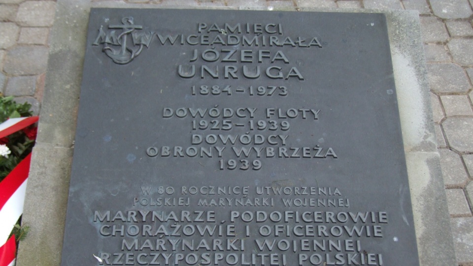 Tablica na Cmentarzu Marynarki Wojennej w Gdyni. Źródło: www.pl.wikipedia.org/Joymaster