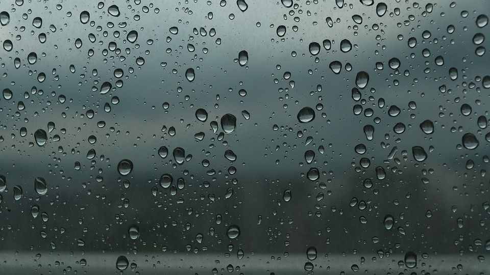 Ostrzeżenia o burzach z gradem obowiązują do końca dnia, głównie na północy kraju. źródło: https://pixabay.com/pl/stru%C5%BCka-chmura-raindrops-rainy-day-2654887/domena publiczna