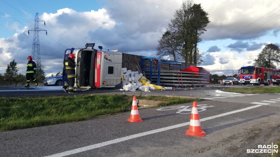 Ciężarówka przewożąca materiały budowlane przewróciła się na jezdnię na drodze krajowej nr 6. Fot. Adam Wójcik [Radio Szczecin]