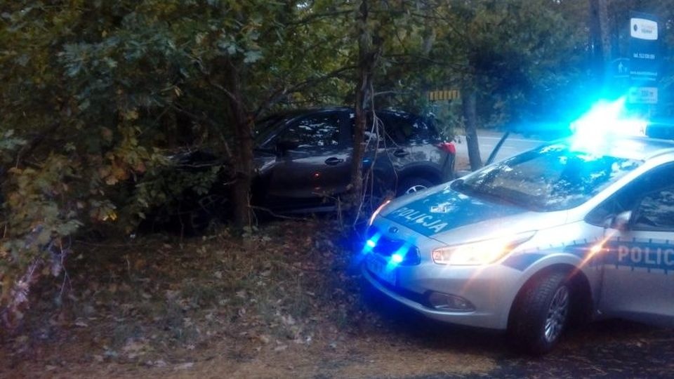 Kierowca, by ominąć policjantów zjechał z drogi i uderzył w drzewo. źródło: http://zachodniopomorska.policja.gov.pl/sz/aktualnosci/aktualnosci/20997,Uciekal-kradzionym-autem-uslyszy-zarzuty.html