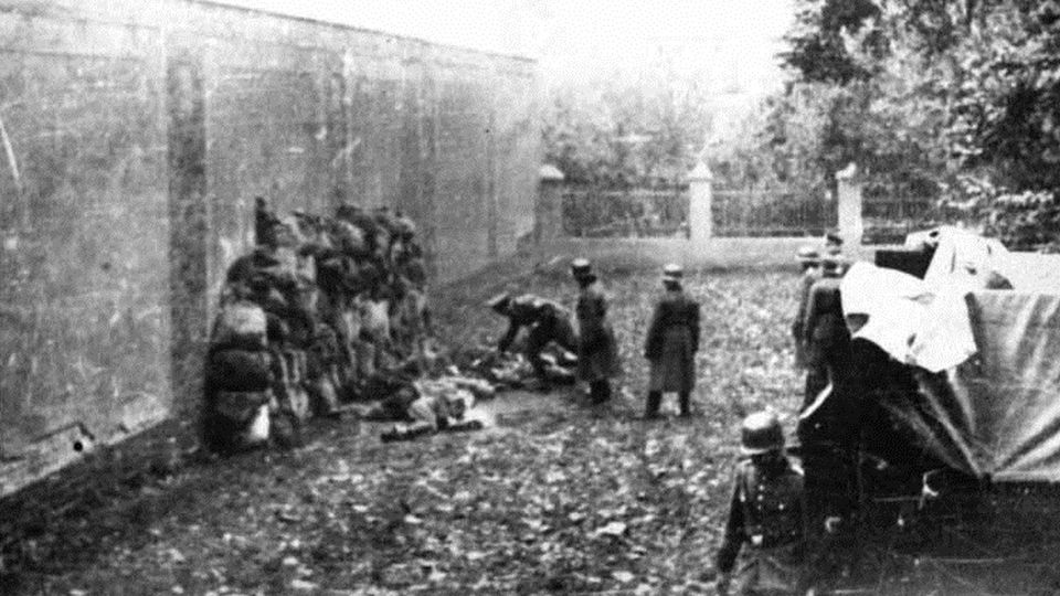 Egzekucja Polaków przez Einsatzkommando w Lesznie, październik 1939. źródło: https://pl.wikipedia.org/wiki/Einsatzgruppen
