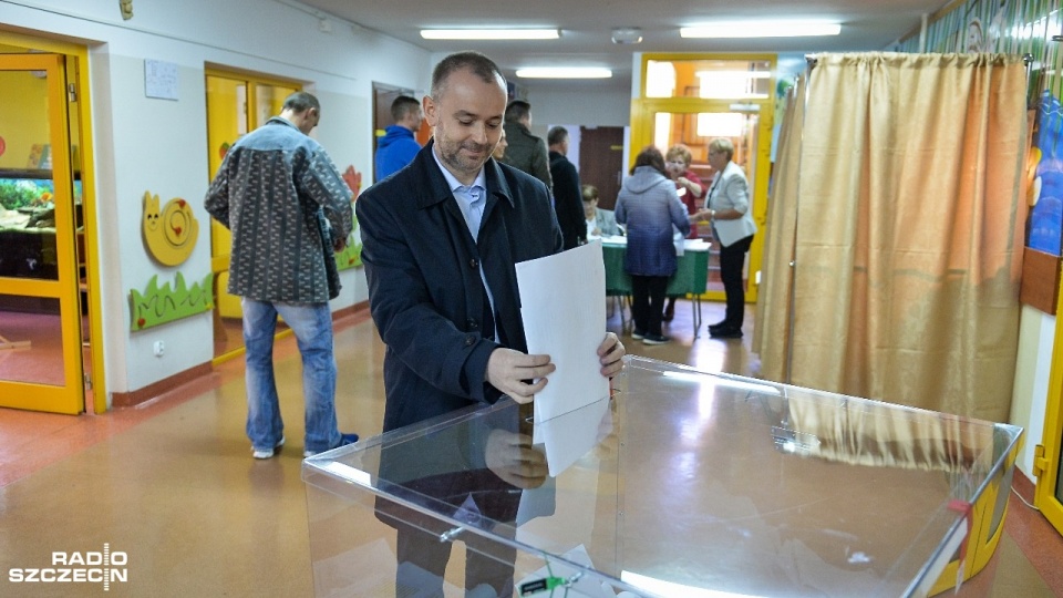 Paweł Mucha po godzinie 13 głosował w Obwodowej Komisji Wyborczej nr 7 w Gryfinie. Fot. Łukasz Szełemej [Radio Szczecin]