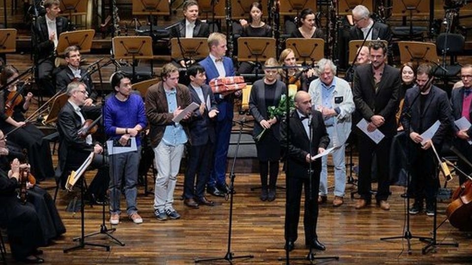 Wojciech Kostrzewa (drugi z prawej strony) – zwycięzca pierwszej nagrody Międzynarodowego Konkursu Kompozytorskiego. Fot. Filharmonia Szczecin