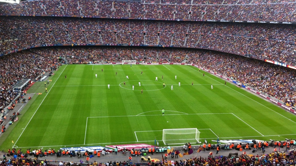 Stadion Camp Nou w Barcelonie. Fot. pixabay.com / FrodeCJ (CC0 domena publiczna)