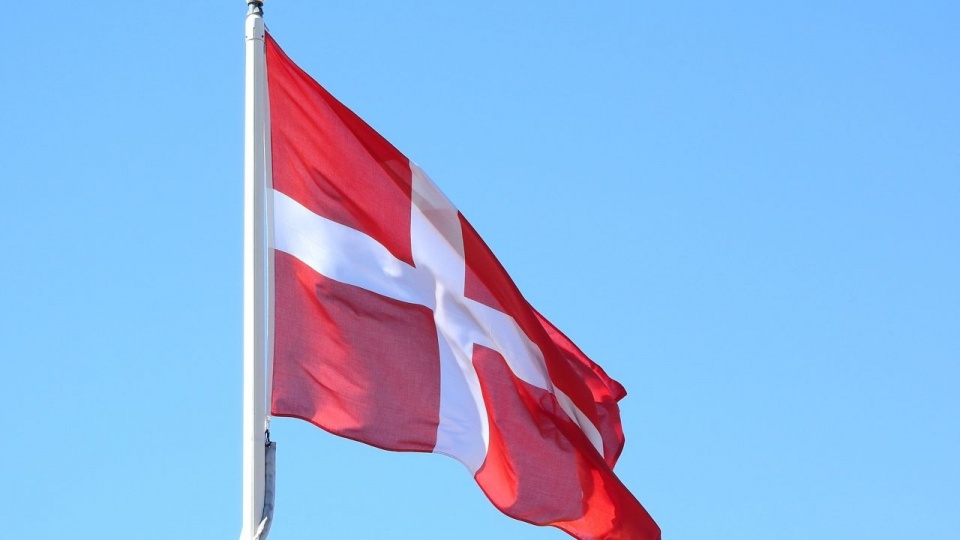 Premier Lars Løkke Rasmussen zapowiedział w środę podczas wizyty w Oslo, że Dania podejmie kolejne działania wobec władz w Teheranie. Fot. źródło: pixabay.com/pl/dania-duński-królestwo-flaga-1008507