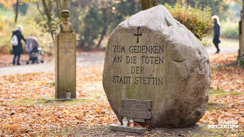 Niemieckie nagrobki na Cmentarzu Centralnym w Szczecinie. Fot. Robert Stachnik [Radio Szczecin]