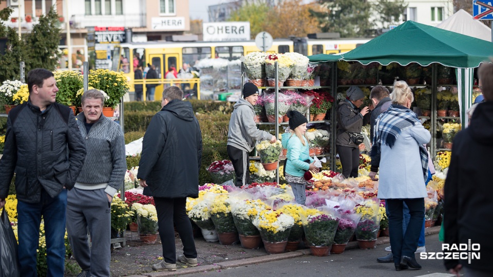 Sprzedaż kwiatów i zniczy przy bramie głównej Cmentarza Centalnego. Fot. Robert Stachnik [Radio Szczecin]