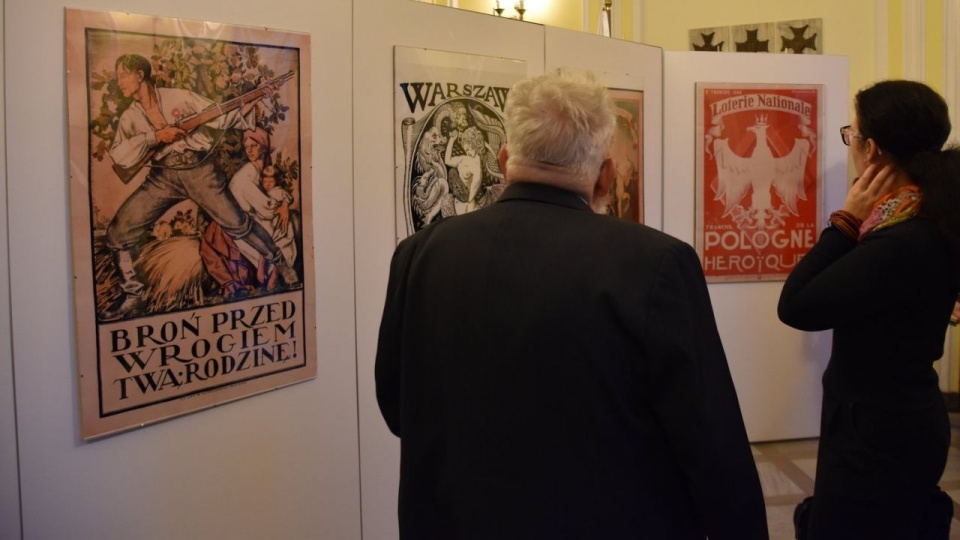 Plakaty w językach - polskim, francuskim i angielskim zostały wypożyczone przez paryską galerię Roi Dore, gdzie wystawiano je w ramach pokazu - „sto plakatów na stuletnią rocznicę odzyskania niepodległości”. źródło: https://www.facebook.com/galerie.roidor