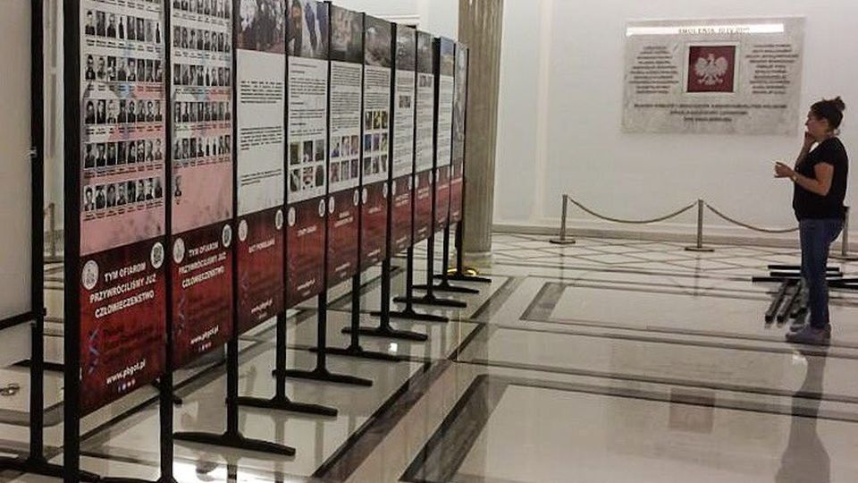 W Sejmie stanęła wystawa poświęcona pracy Polskiej Bazy Genetycznej Ofiar Totalitaryzmów. źródło: https://twitter.com/pbgot?lang=pl