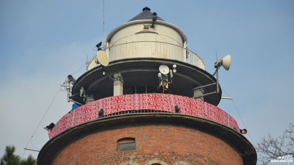 Biało-czerwony szal na latarni morskiej w Kołobrzegu. Fot. Przemysław Polanin [Radio Szczecin]