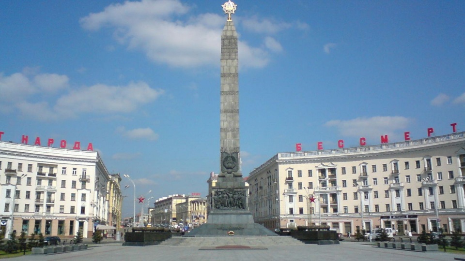 Plac Zwycięstwa w centrum Mińska. Fot. źródło: wikipedia.org/wiki/Plik:Victory_Sqare_of_Minsk.