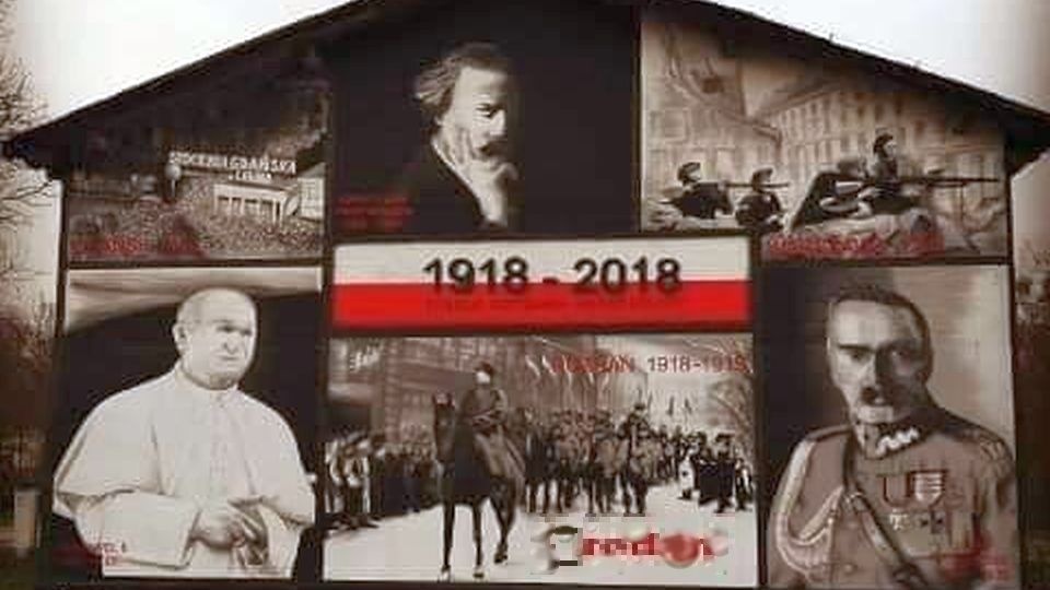 Logo fabryki okien i drzwi z Połczyna-Zdroju znajdują się na patriotycznym muralu w Tychówku w powiecie białogardzkim. Fot. Bartłomiej Czetowicz [Radio Szczecin]