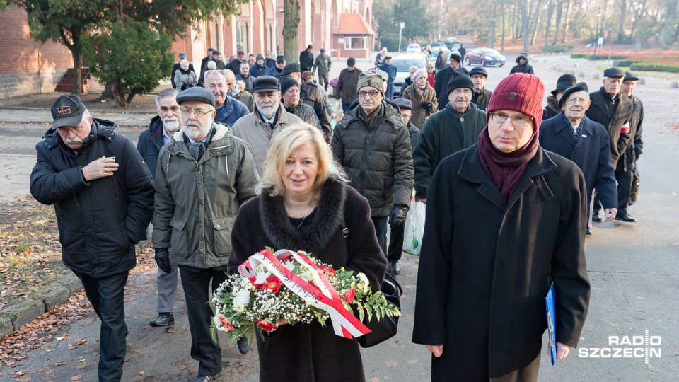 Kilkadziesiąt osób spotkało się w sobotę na szczecińskim Cmentarzu Centralnym, by oddać hołd m.in. tym, którzy za Polskę oddali życie. Fot. Robert Stachnik [Radio Szczecin]