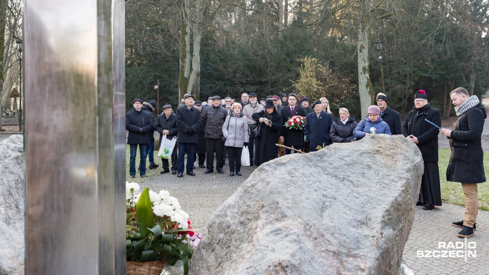Kilkadziesiąt osób spotkało się w sobotę na szczecińskim Cmentarzu Centralnym, by oddać hołd m.in. tym, którzy za Polskę oddali życie. Fot. Robert Stachnik [Radio Szczecin]