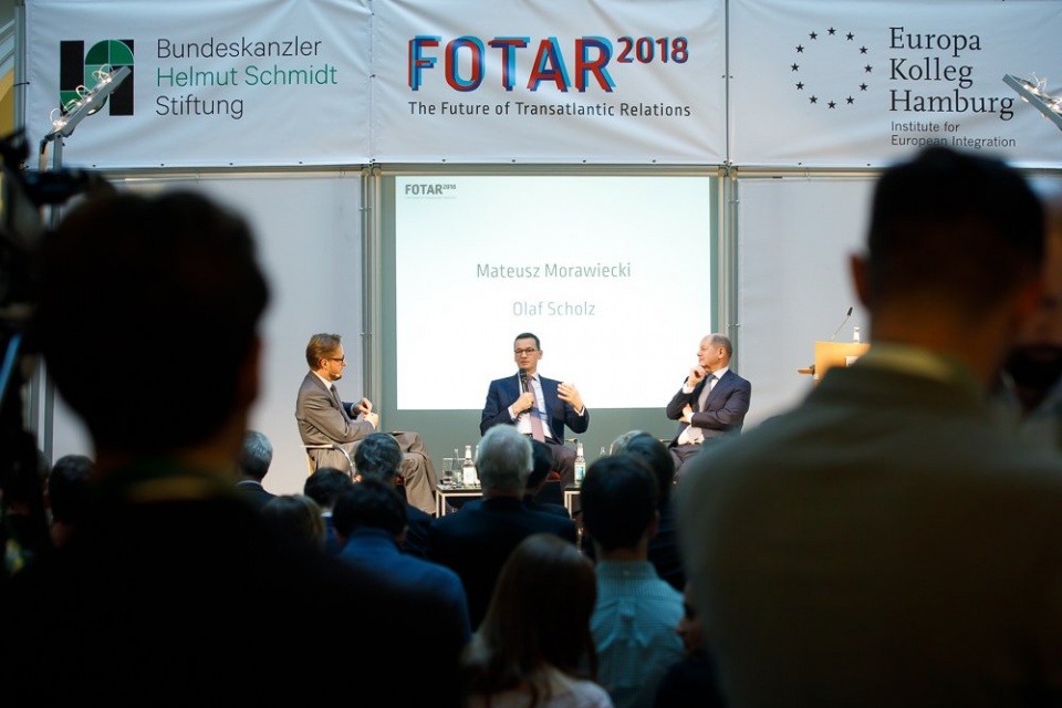 Premier wziął udział w konferencji Future of Transatlantic Relations (FOTAR), która odbyła się na Uniwersytecie w Hamburgu. Fot. twitter.com/MorawieckiM
