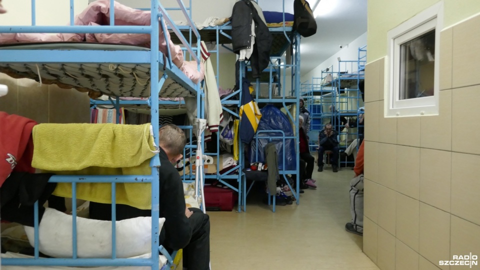 Zrobiło się chłodno - najtrudniej mają ci bez dachu nad głową. 105 osób przebywa w szczecińskim schronisku dla bezdomnych Feniks. Fot. Maciej Papke [Radio Szczecin]