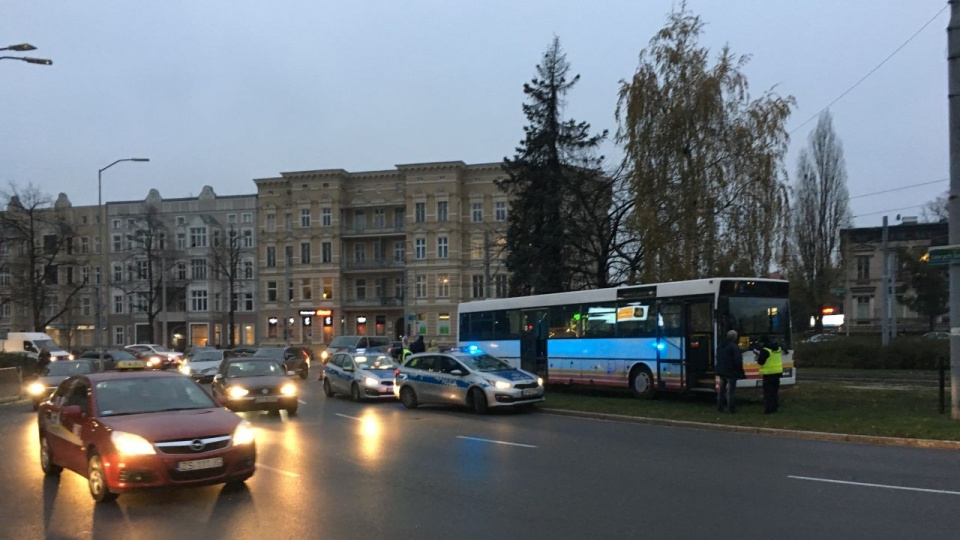 Kolizja z udziałem autobusu na placu Szarych Szeregów. Fot. Michał Król [Radio Szczecin]