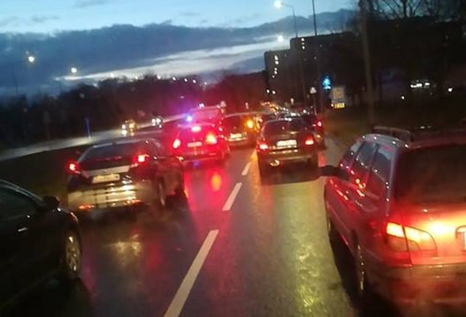 Do wypadku doszło na skrzyżowaniu 26 Kwietnia z ulicą Twardowskiego w stronę Santockiej. Fot. Bartek Szych. Facebook/Grupa Susza!Szczecin