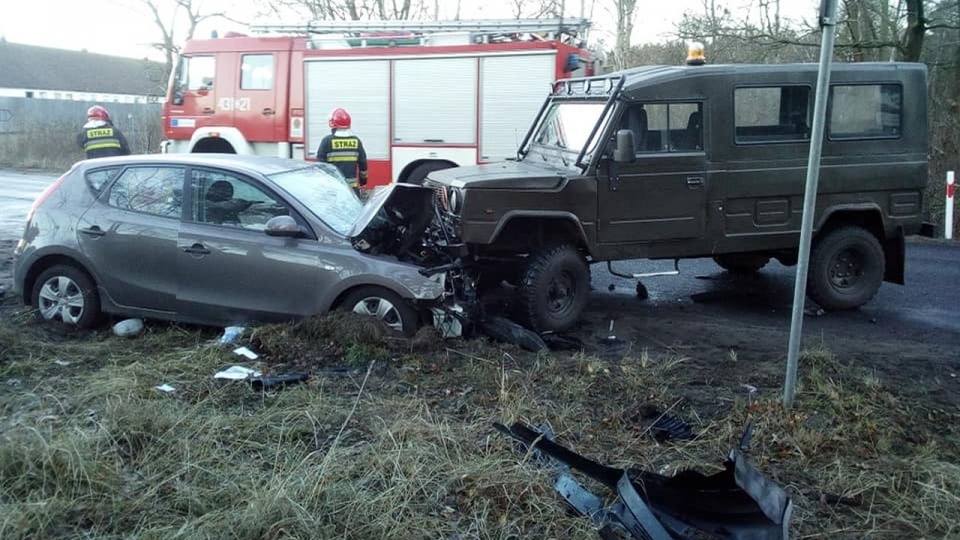 Zderzenie dwóch samochodów osobowych w Pucicach - doszło do niego w pobliżu skrzyżowania ulic Goleniowskiej i Wiejskiej. Jedna osoba została ranna. Droga jest zablokowana. źródło: Facebook Grupa Suszą! Szczecin