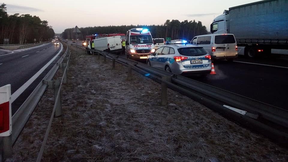 Przy zjeździe na Goleniów w Łozienicy zderzyły się cztery samochody; droga jest częściowo zablokowana. źródło: Facebook Grupa Suszą! Szczecin