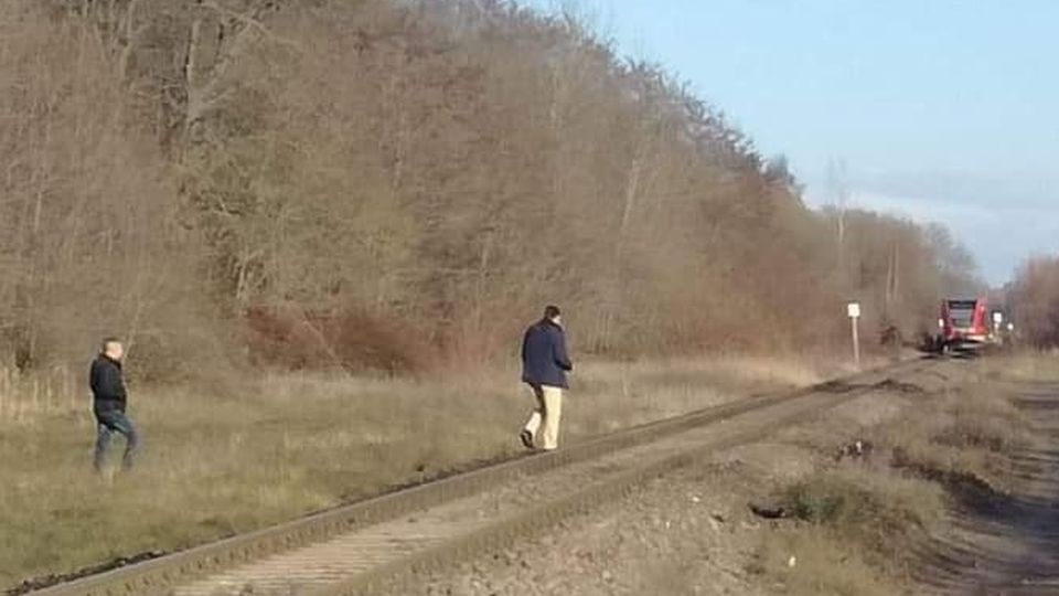 Do śmiertelnego wypadku doszło na niestrzeżonym przejeździe kolejowym między Smolęcinem a Kołbaskowem w powiecie polickim. źródło: Facebook Grupa Suszą! Szczecin
