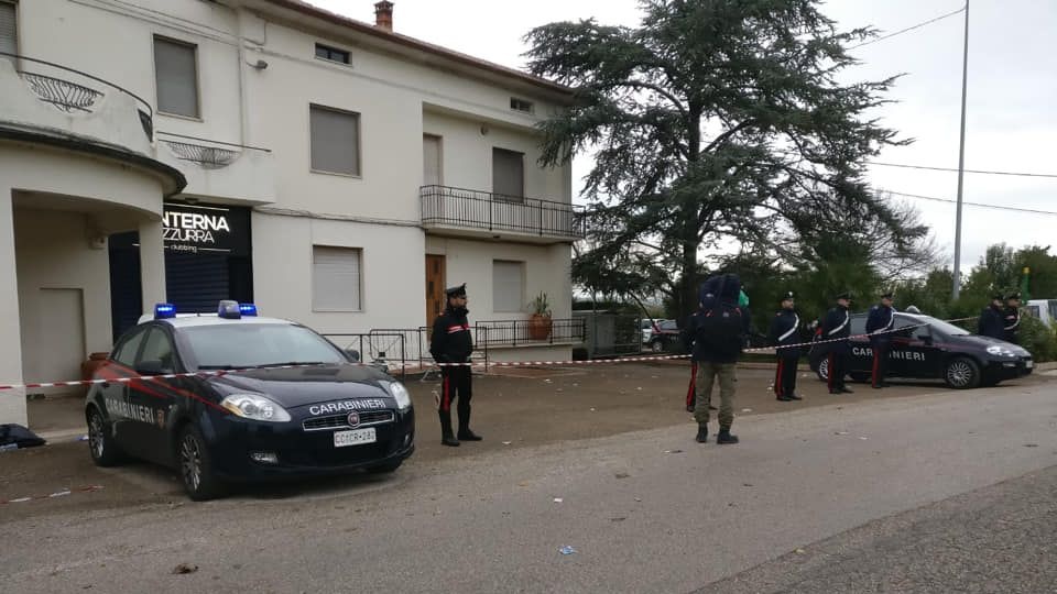 Policja bada wszystkie wątki, bierze pod uwage również zamach terrorystyczny - powiedział Cristian Carozza, szef policji w prowincji Ancona. źródło: https://www.facebook.com/carabinieri.it/