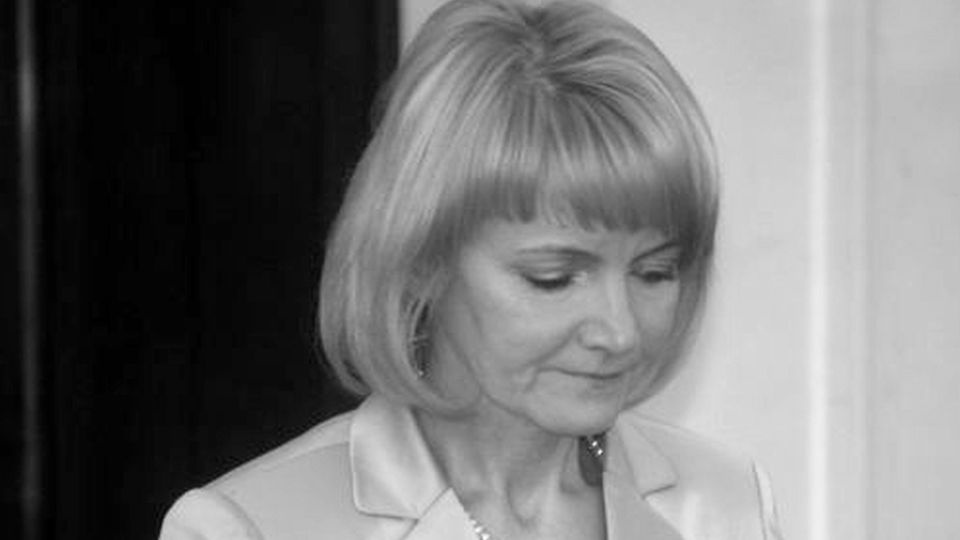 Jolanta Szczypińska pochodziła ze Słupska. W latach 80. pracowała jako pielęgniarka, działała w "Solidarności". Od początku lat 90. była związana z Porozumieniem Centrum. W 2004 roku objęła mandat posła z ramienia Prawa i Sprawiedliwości i pełniła go niep