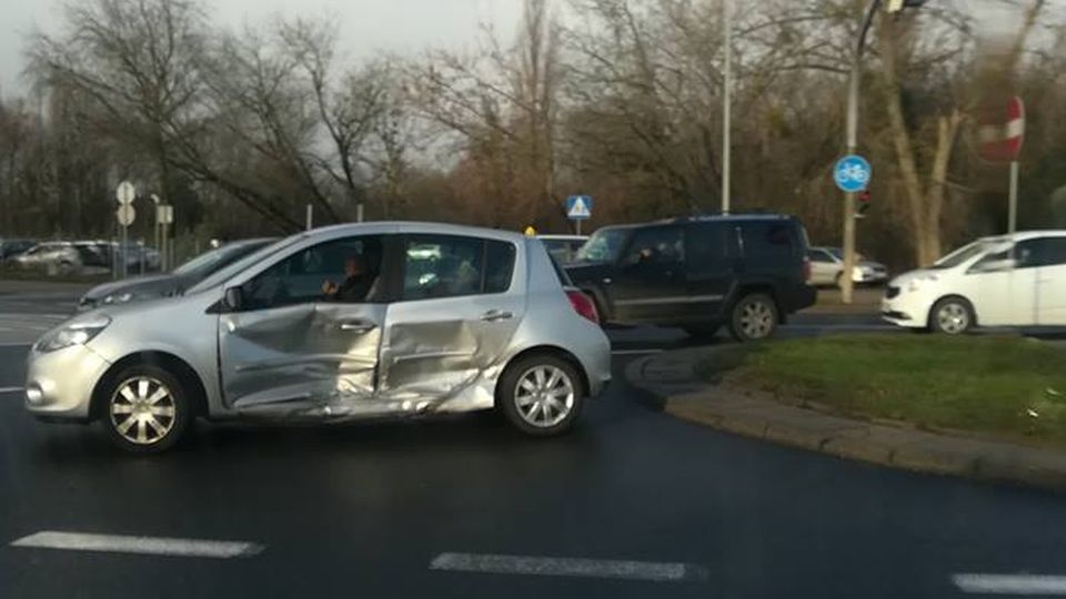Do wypadku doszło na ulicy Mieszka I, przed skrzyżowaniem z Milczańską. Zderzyły się tam dwa auta osobowe, jedna osoba jest pod opieką ratowników medycznych. źródło: Facebook Grupa Suszą! Szczecin