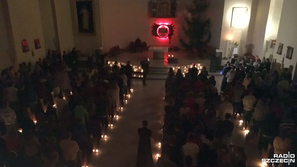 Kilkaset osób wzięło udział w nocnym czuwaniu młodych w kościele seminaryjnym w Szczecinie. Fot. Piotr Kołodziejski [Radio Szczecin]
