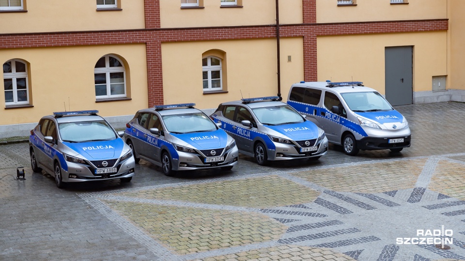 Cztery nowe samochody elektryczne trafiły do zachodniopomorskiej policji. Fot. Robert Stachnik [Radio Szczecin]