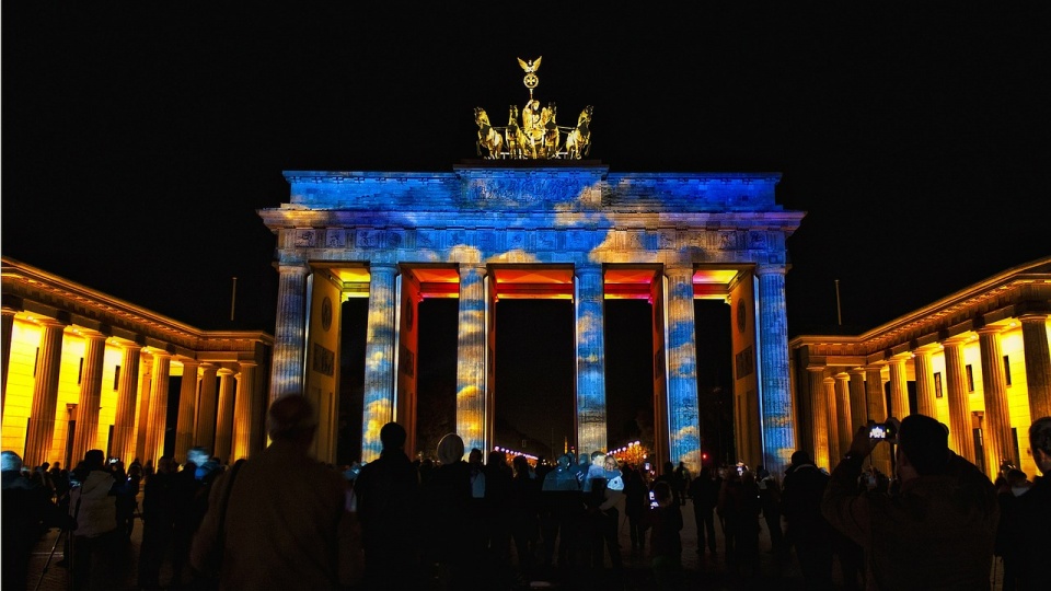 Brama Brandenburska to zabytkowa budowla w Berlinie, która jest jednym z charakterystycznych punktów miasta. Fot. pixabay.com / PeterDargatz (CC0 domena publiczna)