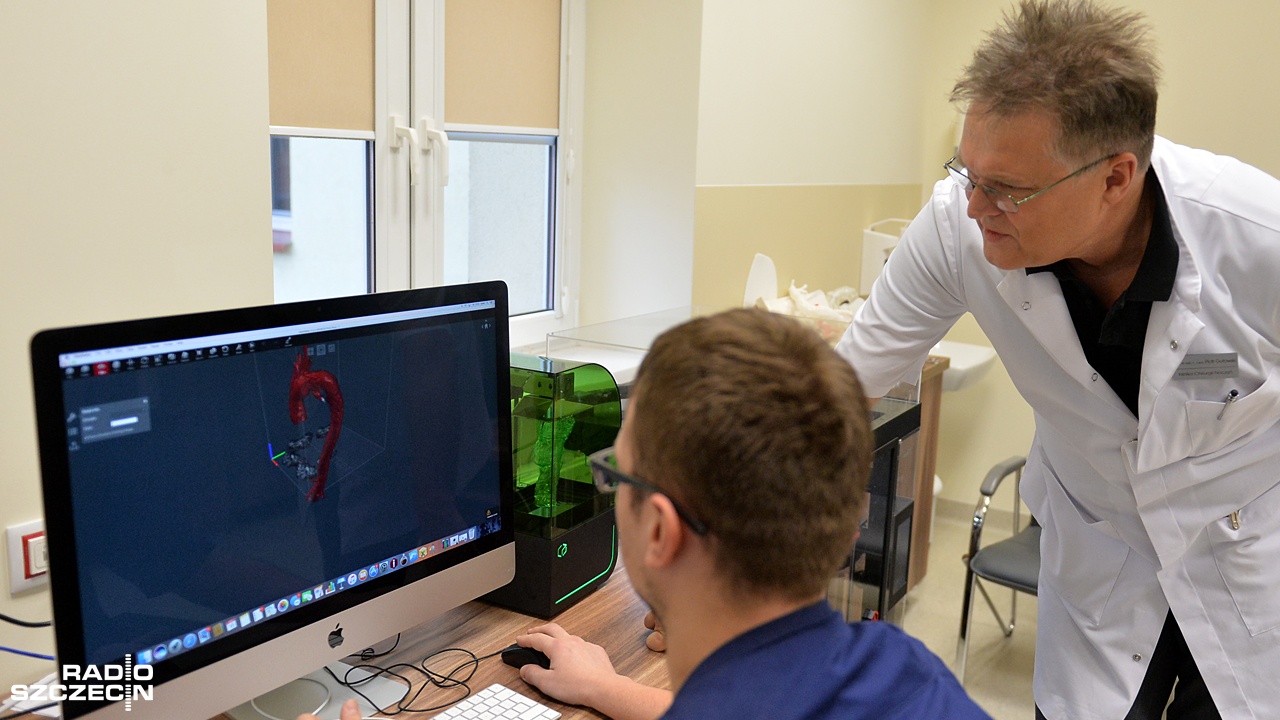 Używając drukarki 3D tworzą szablon aorty pacjenta. Fot. Łukasz Szełemej [Radio Szczecin]