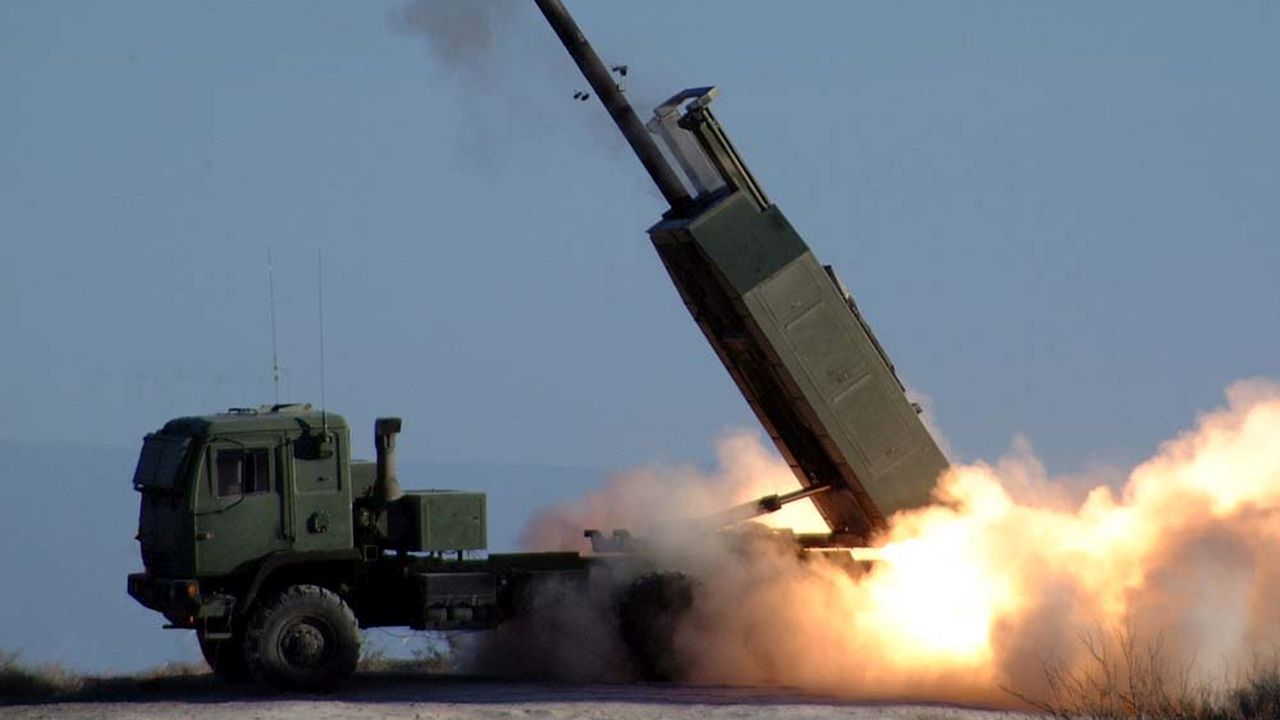 System mobilnych wyrzutni rakietowych HIMARS. Źródło: fot. wikipedia.org/wiki/File:HIMARS_-_missile_launched.