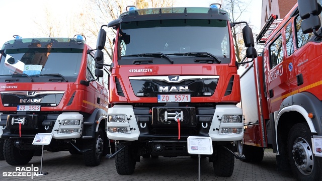 Przekazanie nowych pojazdów dla straży pożarnej. Fot. Łukasz Szełemej [Radio Szczecin] Zachodniopomorscy strażacy otrzymali nowe pojazdy [ZDJĘCIA]