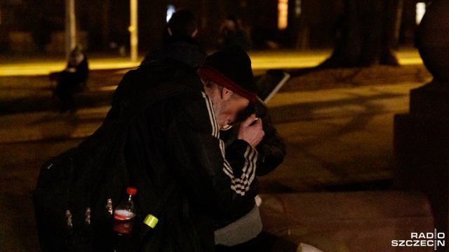 Wolontariusze będą wychodzić do bezdomnych w każdy czwartek. Spotkania odbywają się na placu Tobruckim. Fot. Robert Stachnik [Radio Szczecin] Gulaszowa dla bezdomnych, czyli "Spotkania przy zupie" [ZDJĘCIA]
