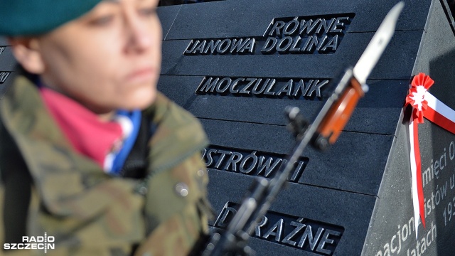 Fot. Łukasz Szełemej [Radio Szczecin] Odsłonięto pomnik poświęcony ofiarom ukraińskich nacjonalistów [WIDEO, DUŻO ZDJĘĆ]