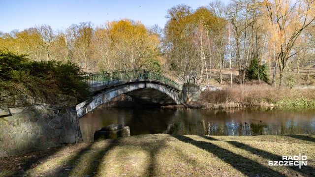 Mostek na Rusałką został wybudowany na początku XX wieku i ma ponad 110 lat. Fot. Robert Stachnik [Radio Szczecin] Słynny szczeciński mostek do remontu [ZDJĘCIA]